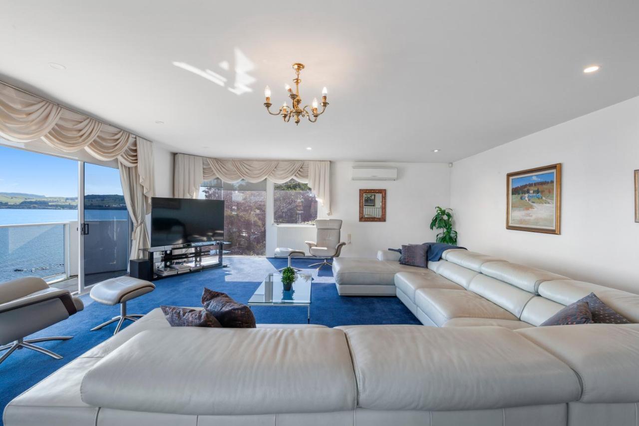Spectacular Lakefront Home Taupo Ngoại thất bức ảnh
