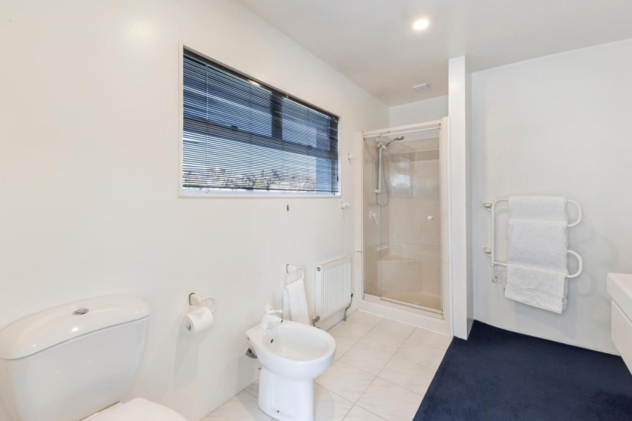 Spectacular Lakefront Home Taupo Ngoại thất bức ảnh